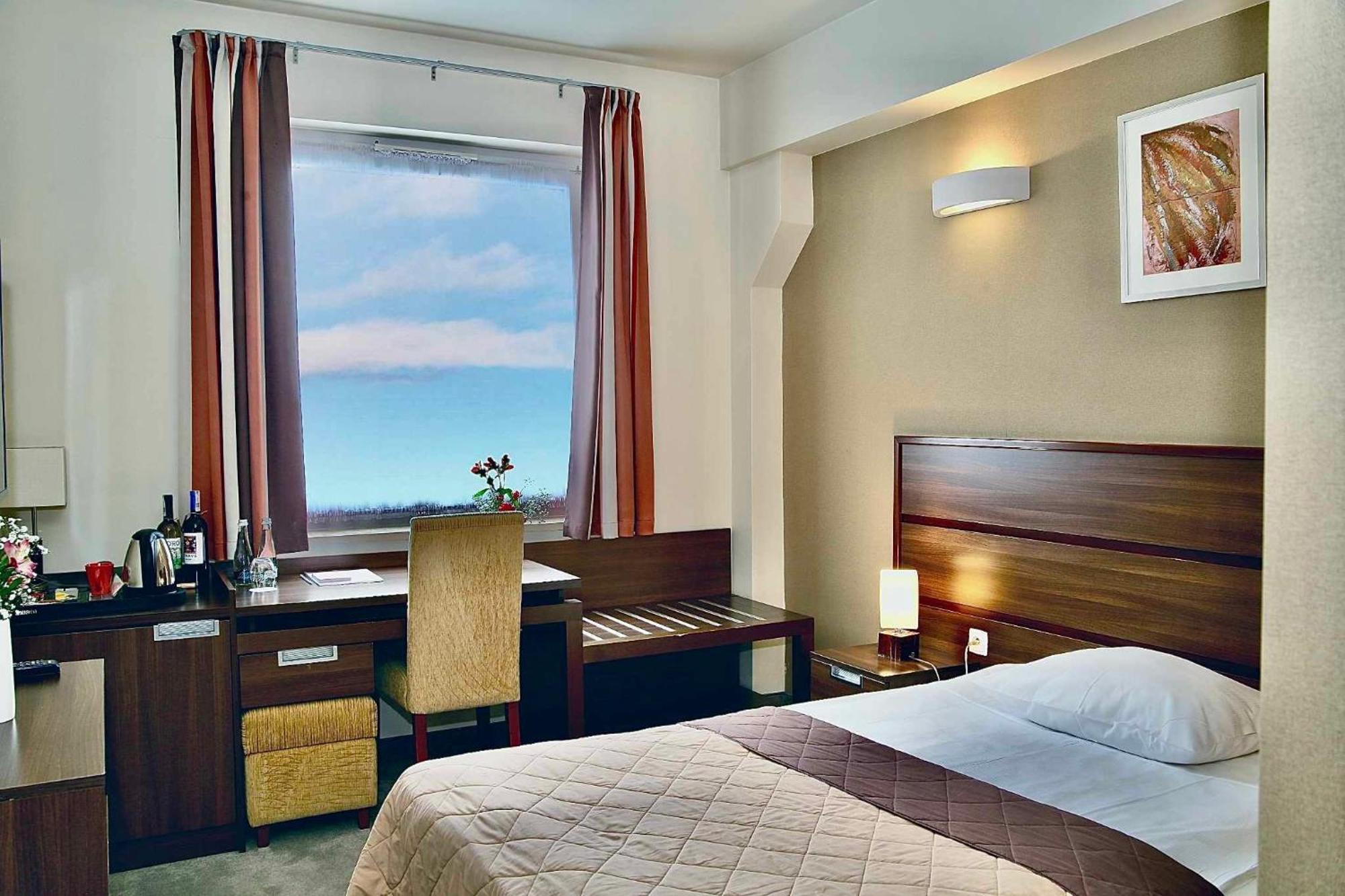 Hotel Teczowy Mlyn Кельце Экстерьер фото