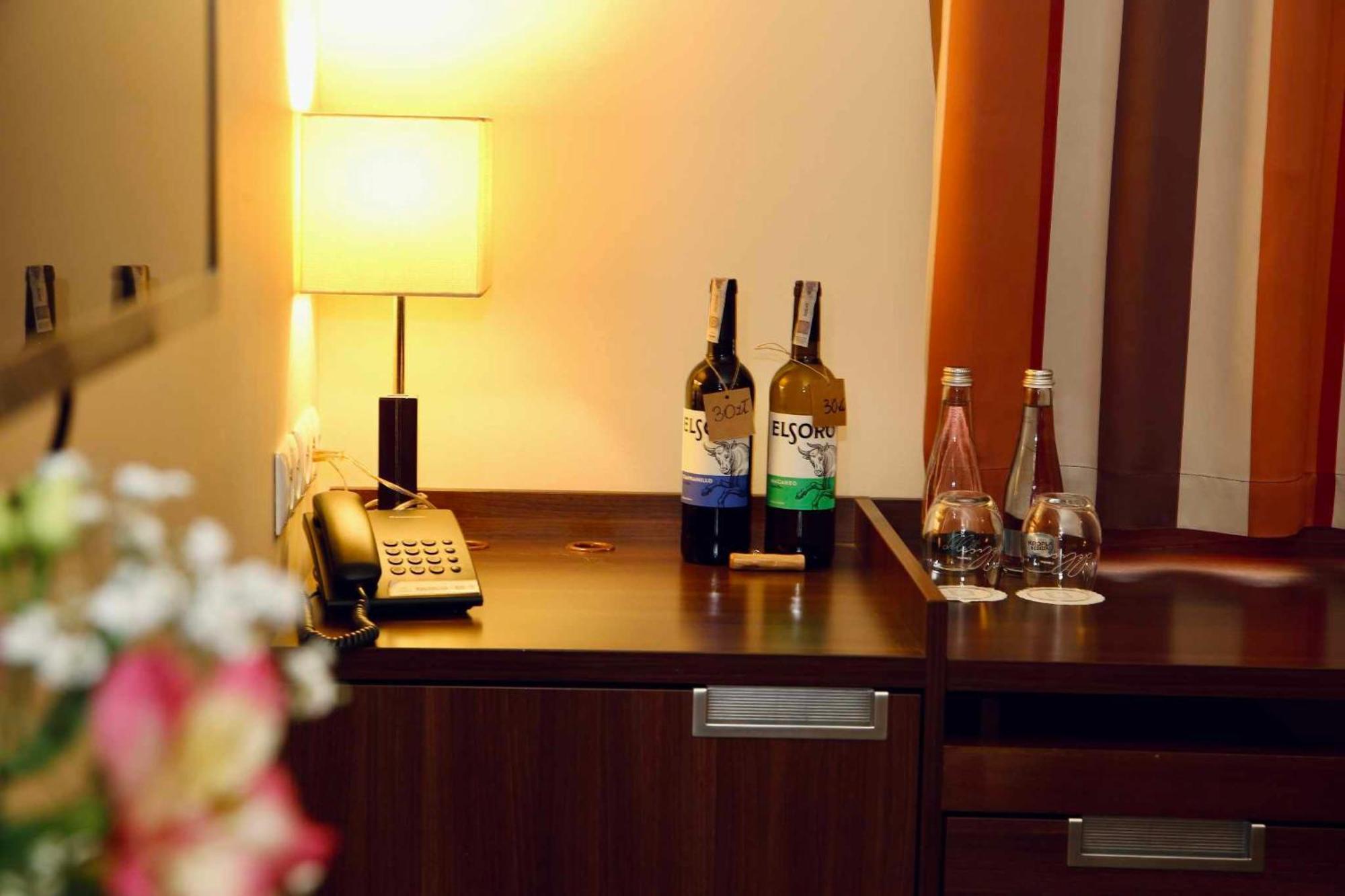 Hotel Teczowy Mlyn Кельце Экстерьер фото