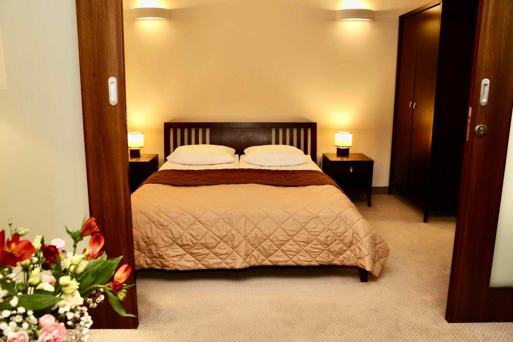 Hotel Teczowy Mlyn Кельце Экстерьер фото