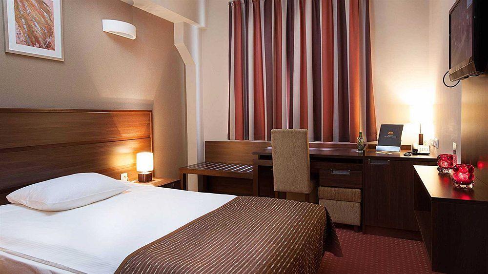 Hotel Teczowy Mlyn Кельце Экстерьер фото