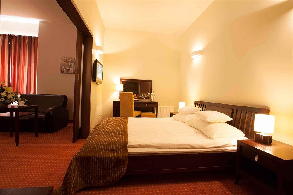 Hotel Teczowy Mlyn Кельце Экстерьер фото