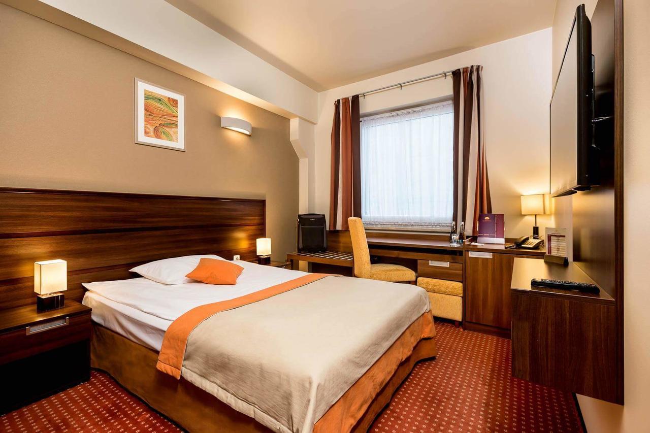 Hotel Teczowy Mlyn Кельце Экстерьер фото